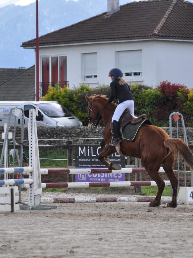 Anaë à cheval, un village du Barétous et les montagnes en arrière-plan